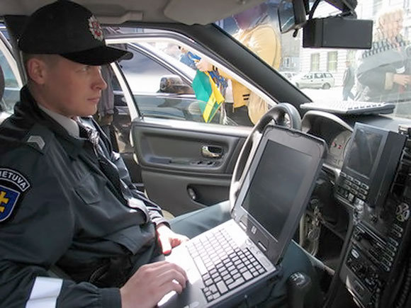 Policininkas stebi eismą.