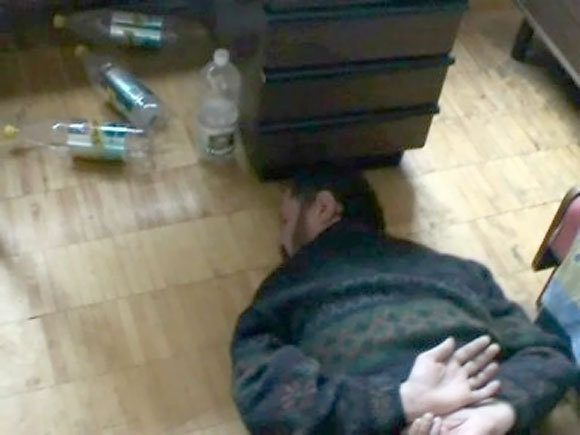 Šioje nuotraukoje užfiksuota, kaip pareigūnai turi bendrauti su išsišokėliais.