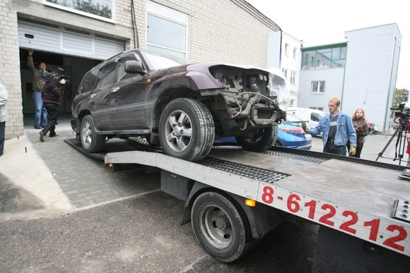 Visureigis išgabenamas iš autoserviso