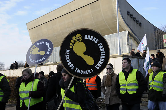 Šeštadienį prie Vilniaus koncertų ir sporto rūmų susirinko mitinguotojai, reikalaujantys panaikinti, jų manymu, Lietuvoje įsigalėjusią oligarchiją.