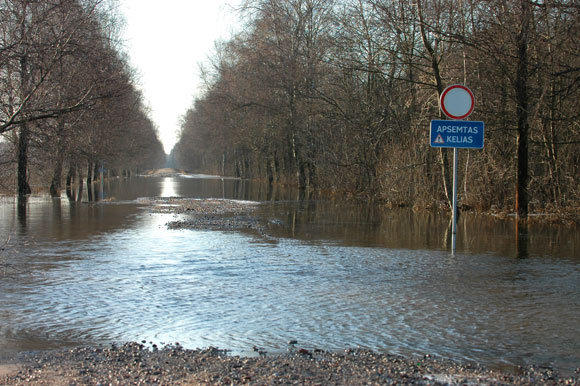 Potvynis. Užlietas kelias