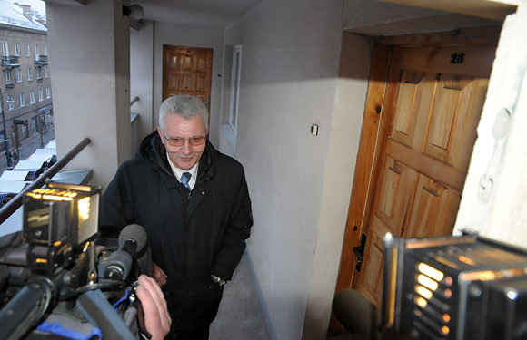 Algimantas Salamakinas prie apvogto buto Seimo viešbutyje durų