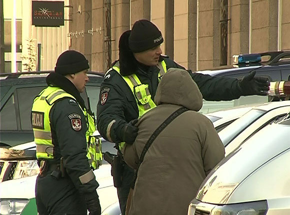 Prie Seimo sulaikyta susideginti ketinusi moteris