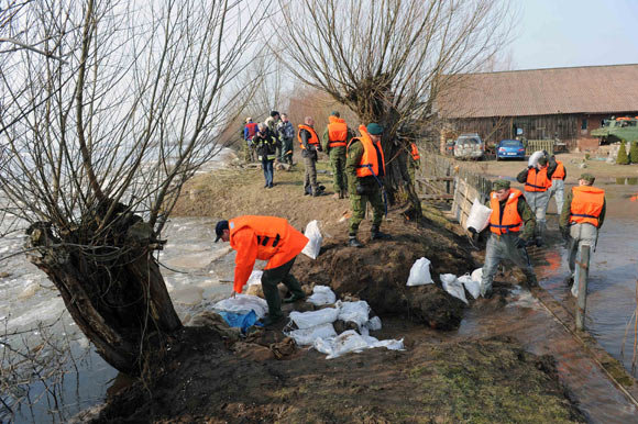 Kariai tvarko pralaužtą pylimą