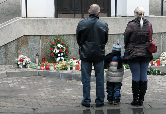 Vilniečiai prie Lenkijos ambasados atiduoda pagarbą žuvusiesiems aviakatastrofoje
