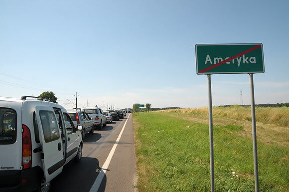 Transporto grūstys greta Amerykos kaimelio