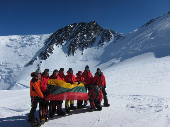 Lietuvių grupė aukštutinėje stovykloje. Už nugaros matosi pavojingiausia žygio vieta – Denali Pass