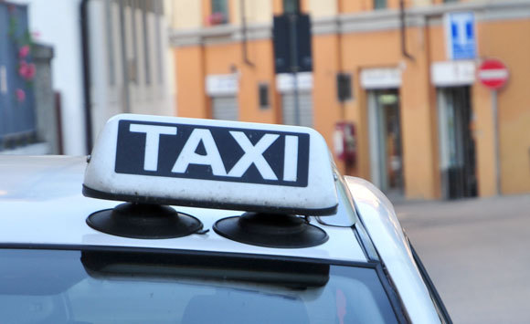 Taksistai pripažįsta: skaitliukas gali suktis labai greitai, nes tik taip prie menkos algos gali prisidurti papildomą litą.