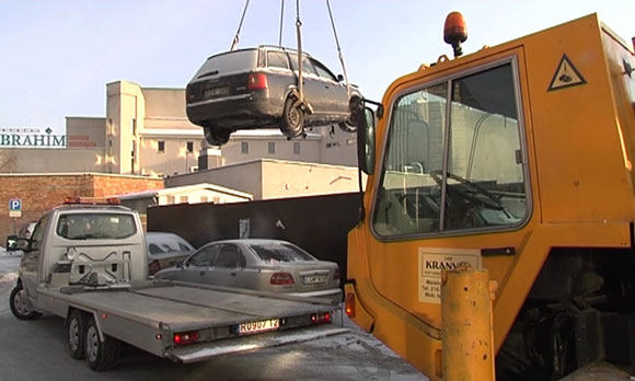 Iš duobės iškeliamas automobilis
