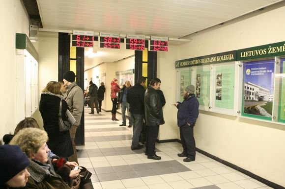 Vilniaus darbo biržoje eilės rikiuojasi jau nuo ankstyvo ryto. Kasdien sostinėje užregistruojam 500 ieškančių darbo žmonių. 