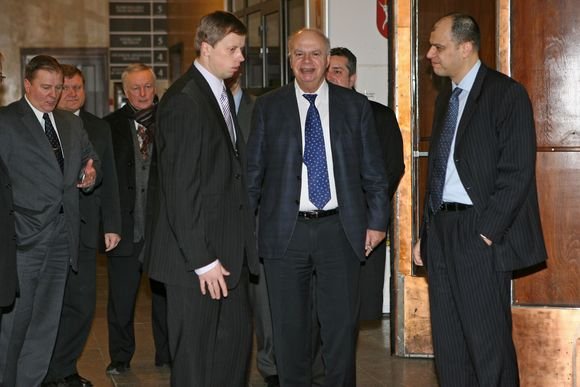„FIBA Europe“ prezidentas G.Vassilakopoulos (antras iš dešinės) vizito Kaune metu nestokojo geros nuotaikos ir aktyviai domėjosi su Nemuno saloje kylančia arena susijusiais reikalais. 