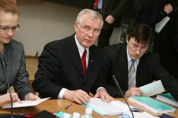 VDU rektorius (viduryje) prof. Z.Lydeka ir pats norėtų, jog lažybas laimėtų ne jis, o studentai.