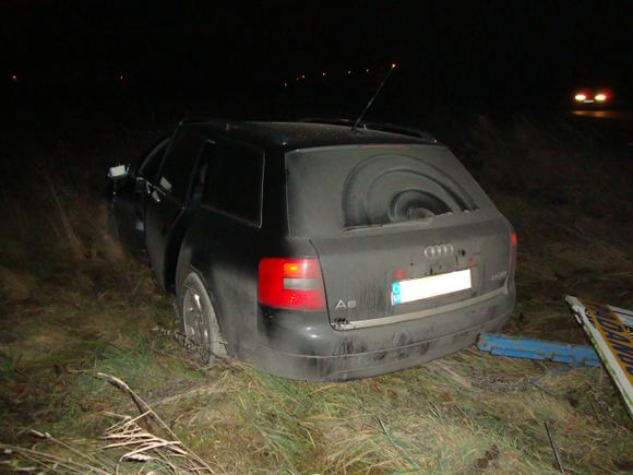 Sulaikyti asmenys naktimis grobdavo 10–12 metų senumo Audi A6, VW Golf bei VW Passat markių automobilius.