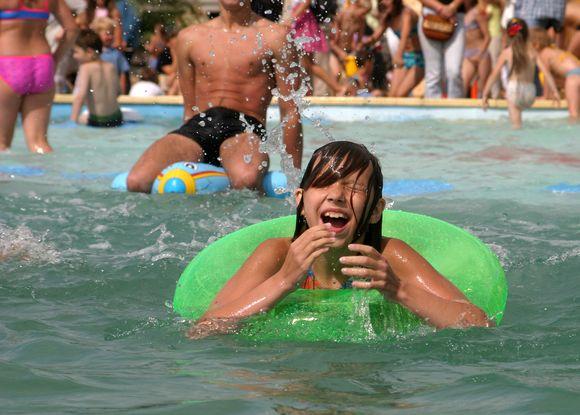 Baseine per žiemą neišmokę plaukti vaikai tą galės padaryti paplūdimyje.