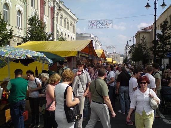 Dūzgiančiame prospekte – minia žmonių.