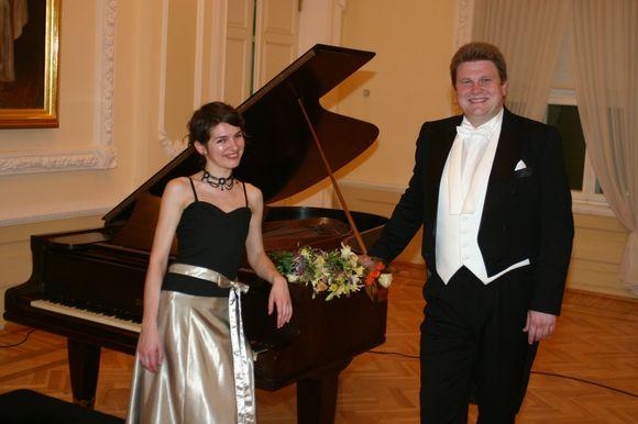 „(Ne)vaikiškas istorijas“ Kauno filharmonijoje pasakos solistas G.Prunskus ir pianistė L.Krėpštaitė.