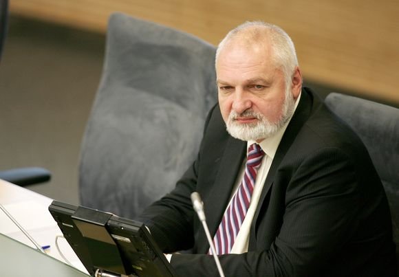 Pirmasis dokumentus ir sumokėto užstato čekį turėtų atnešti „tvarkietis“ Valentinas Mazuronis.