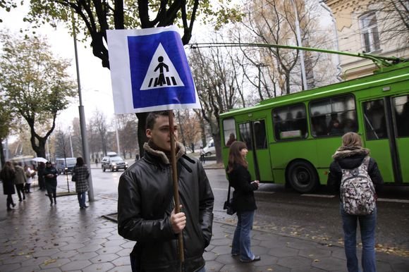 Prie VDU bus įrengta reguliuojama pėsčiųjų perėja.
