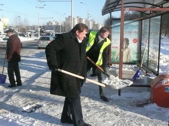 Aukščiausi miesto vadovai, patys savo rankomis kasdami sniegą, stebino daugelį praeivių.