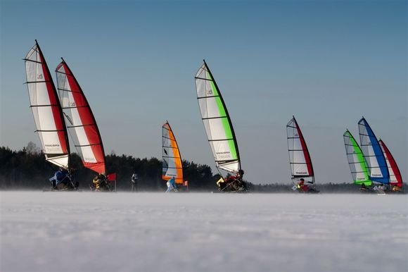 Organizatorių nuotr./Penktadienį Nidoje prasidės burinių ledrogių čempionatas.