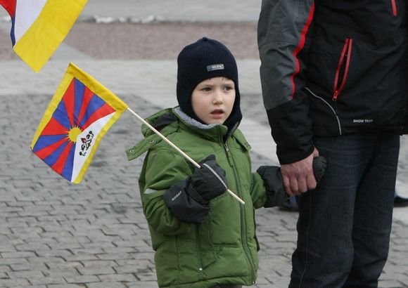 Vaikas su Tibeto vėliavėle.