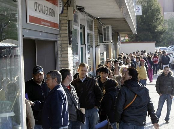 Bedarbiai ispanai eilėje prie įėjimo į Darbo centrą.