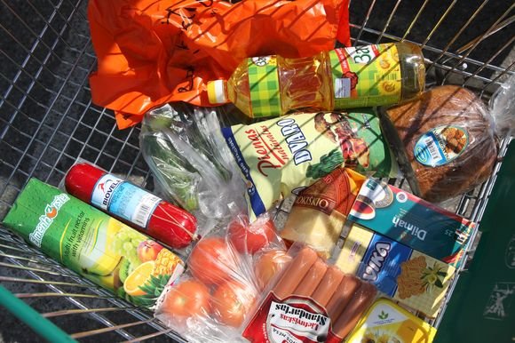Vieni prekybos tinklai prekes, kurių galiojimo laikas eina į pabaigą, su „Maisto banko“ pagalba išdalija skurstantiems, kiti – parduoda su nuolaidomis.