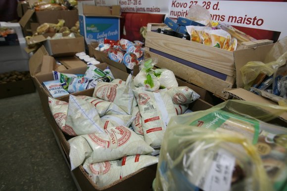Paskutinę dieną galiojančius maisto produktus iš IKI parduotuvių surenka „Maisto banko“ automobiliai. Iki pietų tie produktai atitenka skurstančiais žmonėmis besirūpinančioms organizacijoms ir jų globotiniams.