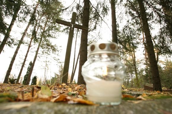 Visų šventųjų dieną ir per Vėlines žvakutes prie neatpažintų palaikų kapų uždegs nebent geros valios žmonės.