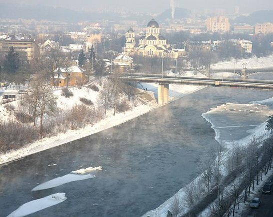 Nors šaltis spaudžia jau ilgai, Neris ties Vilniumi dar neužšalo.