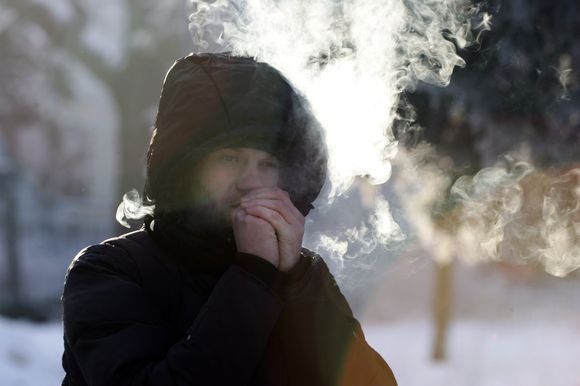 Šią žiemą gyventojams tenka šalti ne tik pakeliui į darbą, bet kartais ir darbe.