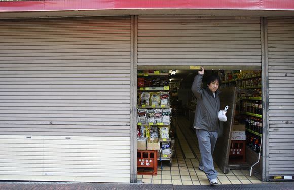 Kurorto Atami, esančio į pietus nuo Tokijo, pagrindinėje gatvėje uždarytos 13 iš 19 parduotuvių