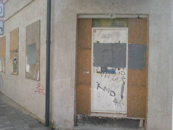 Senus prezidento rinkimų kampanijos plakatus uždengė storas pilkų dažų sluoksnis.