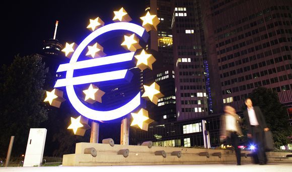Euro simbolį vaizduojanti sklptūra prie ECB pastato.