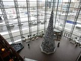 Juliaus Kalinsko/&bdquo;15 minučių&ldquo; nuotr./Vilniuje didžioji Kalėdų eglė bus įžiebta tik gruodžio viduryje, tačiau sostinės prekybos centrai jau dabinasi &scaron;ventinėmis dekoracijomis &ndash; &bdquo;Panoramoje&ldquo; puo&scaron;iama 14 m auk&scaron;čio eglė.