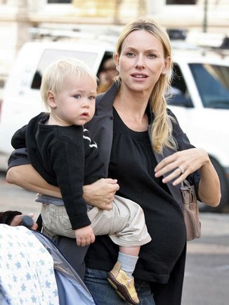 Naomi Watts su pirmuoju sūnumi 