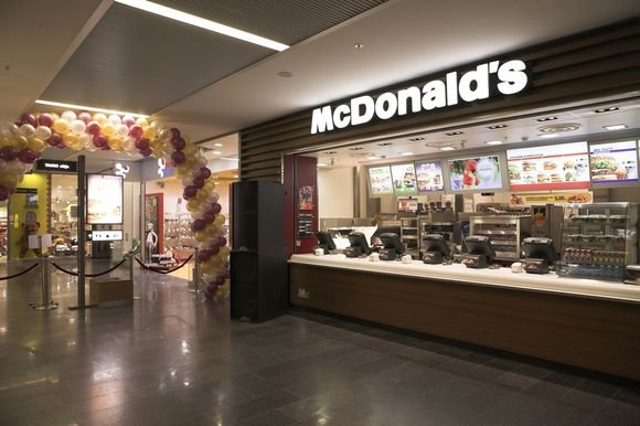 Pirmasis „McDonald‘s“ restoranas prekybos centre vakar atvėrė duris Šiaulių „Akropolyje“.
