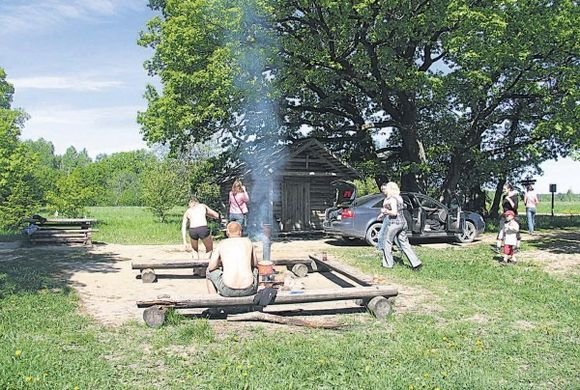 Šalia tų medinių namelių įrengtos laužavietės, pastatyti suolai, stalai. Turistai randa net suodinų puodų, kuriuose visi apsistoję verda valgį ant laužo, o paskui išplovę palieka kitiems. 