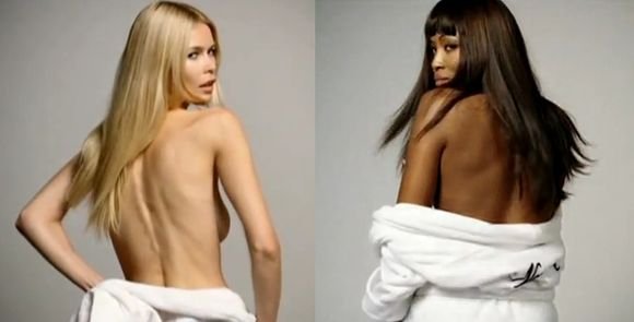 Modeliai Claudia Schifer ir Naomi Campbel apsinuogino reklamoje.