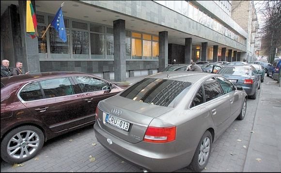 Puota bado metu: antradienį į Ūkio ministeriją net vietos valdžios atstovai atvyko ištaigingais automobiliais.