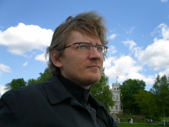 Eseistas E.Parulskis  kolekcionuojantis kasdienybės akimirkas, joms skirta ir šio kūrėjo knyga.