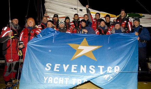 „Ambersail“ įgula po finišo regatoje „Sevenstar Round Britain and Ireland Race“.