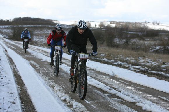 Dviratininkai privalo dėvėti šalmus, nes tik jie apsaugos galvą, jei tektų kristi.