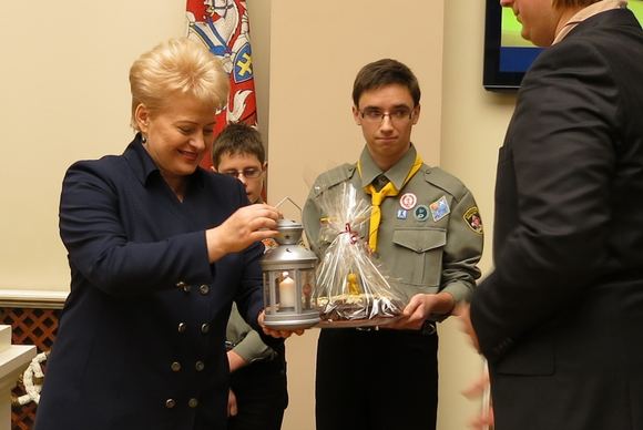 Dalia Grybauskaitė priėmė Betliejaus taikos ugnį.