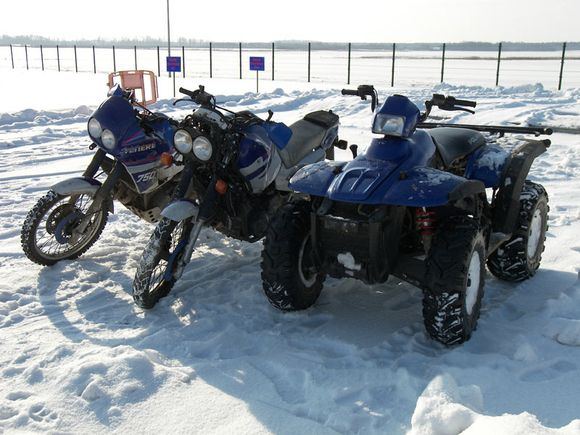 Motociklai „Yamaha“ ir keturratis motociklas