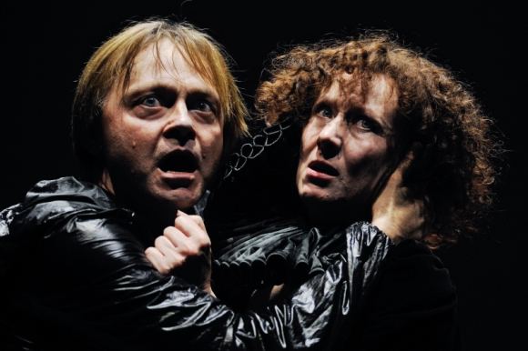 Scena iš spektaklio „Hamletas“: Darius Meškauskas ir Nelė Savičenko 