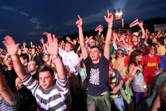 Prie scenos