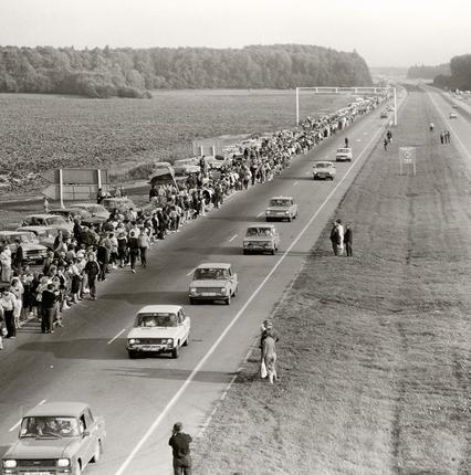 600 km human chain, stretching over 3 countries - a plea for freedom