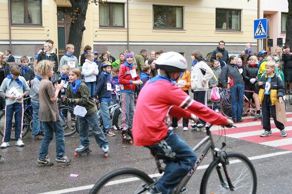 Vakar miesto centre vyko linksmos estafetės.  
