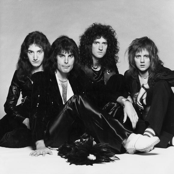 Grupės „Queen“ nariai: gitaristas Brianas May, būgnininkas Rogeris Tayloras, gitaristas Johnas Deaconas (bosinė gitara), vokalistas Freddie Mercury